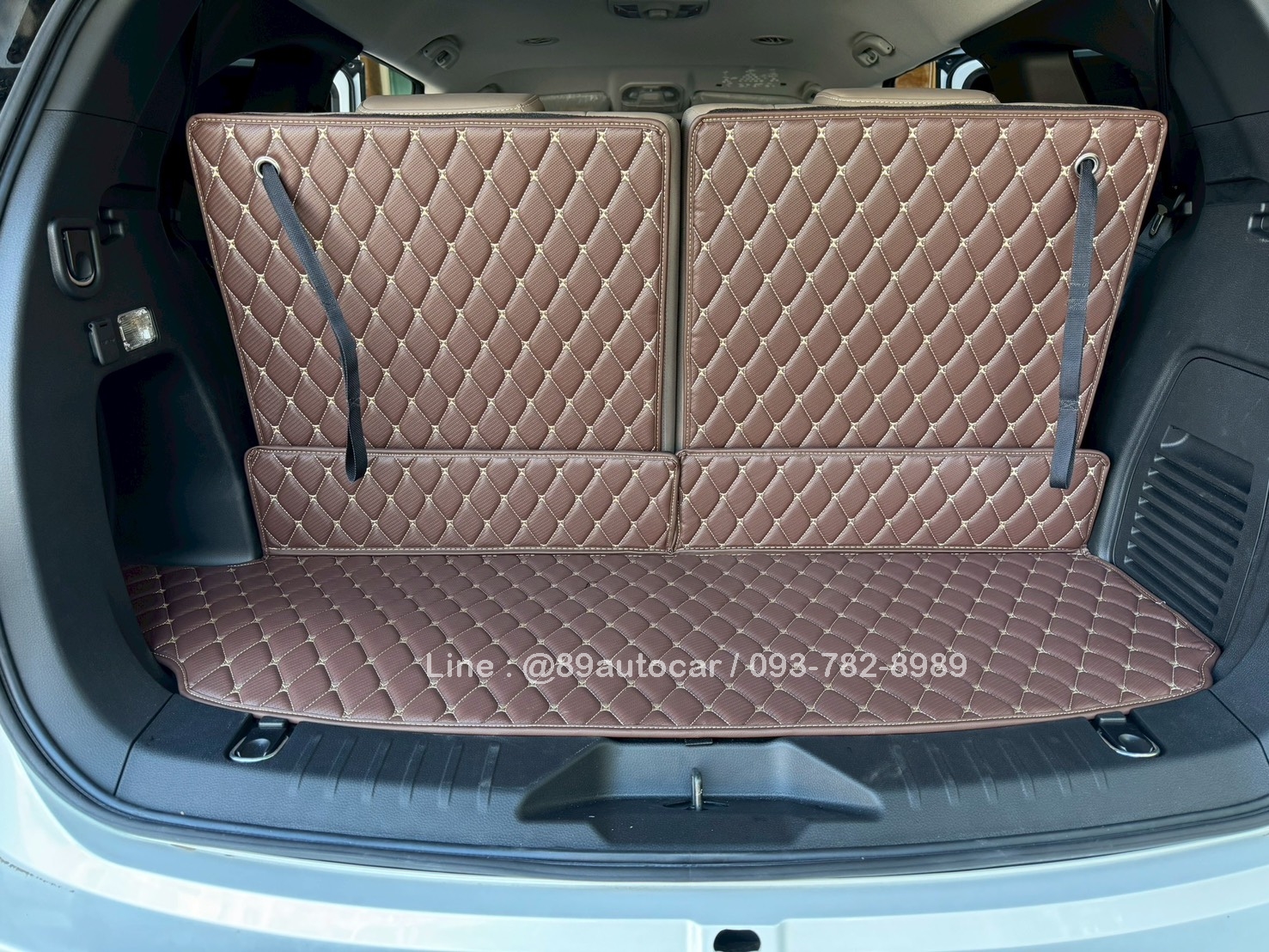 พรมปูพื้นรถยนต์ Isuzu Mu-X 2026 ปูพรม7D สีกาแฟลายเคฟล่า เสริมด้วยพรมไวนิลดักฝุ่น สีครีม