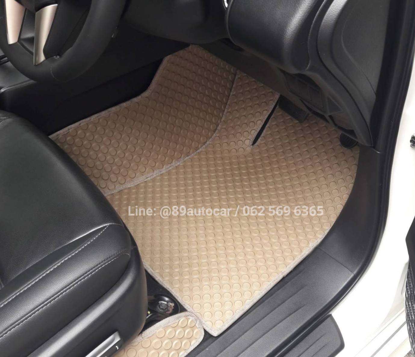ผ้ายางรองพื้นรถ Toyota Innova Crysta 2019 ปูพรมกระดุมสีครีมขอบครีม เต็มคัน