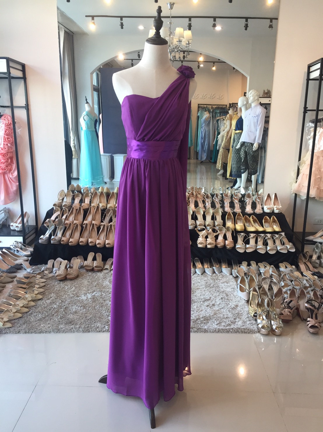 พร้อมเช่า ชุดราตรียาว เกาะอก ไหล่เดียว สี ม่วงเข้ม