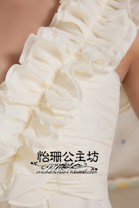 พร้อมเช่า ชุดราตรียาว ไหล่เดียว จับเดรปหน้าอก แต่งระบายช่วงไหล่ สีขาว Off white