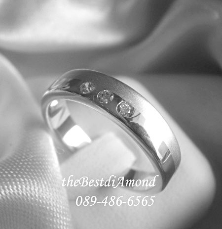 BR216RD-M แหวนหนุ่ม แบบเรียบ เพชร 3เม็ด เก๋สุดๆ เรียบ หรู ดูมี class สีทองซาตินพ่นทราย สวยมากๆๆ แบบออกมาจากcatalogue