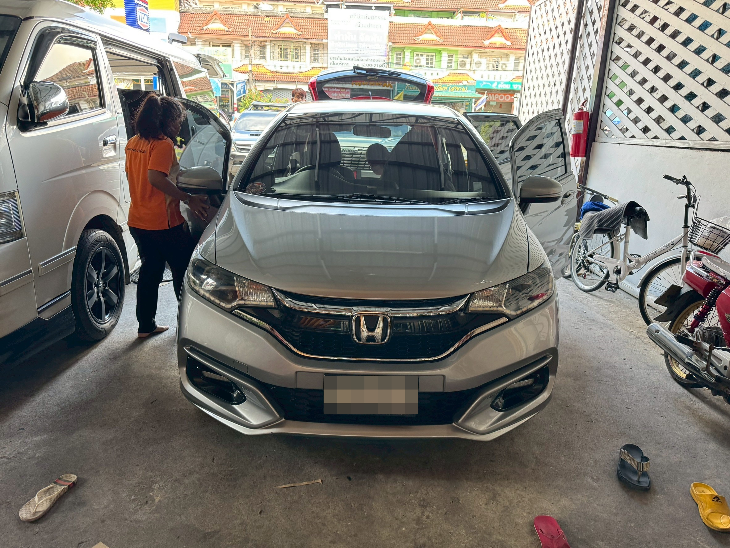 พรมปูพื้นรถยนต์ Honda Jazz GK 2020 (ฮอนด้า แจ๊ส) ปูพรม7D สีแดงสดด้ายทองด้ายเดี่ยว เสริมด้วยพรมดักฝุ่นสีแดงขอบดำ เข้ารูป