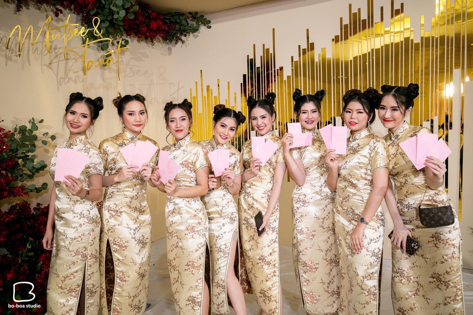 พร้อมเช่า กี่เพ้า สีทอง ลายดอกบ๊วย Cherry Blossom ผ้าไหมจีน กุ๊นขอบ ตัดเย็บอย่างดี