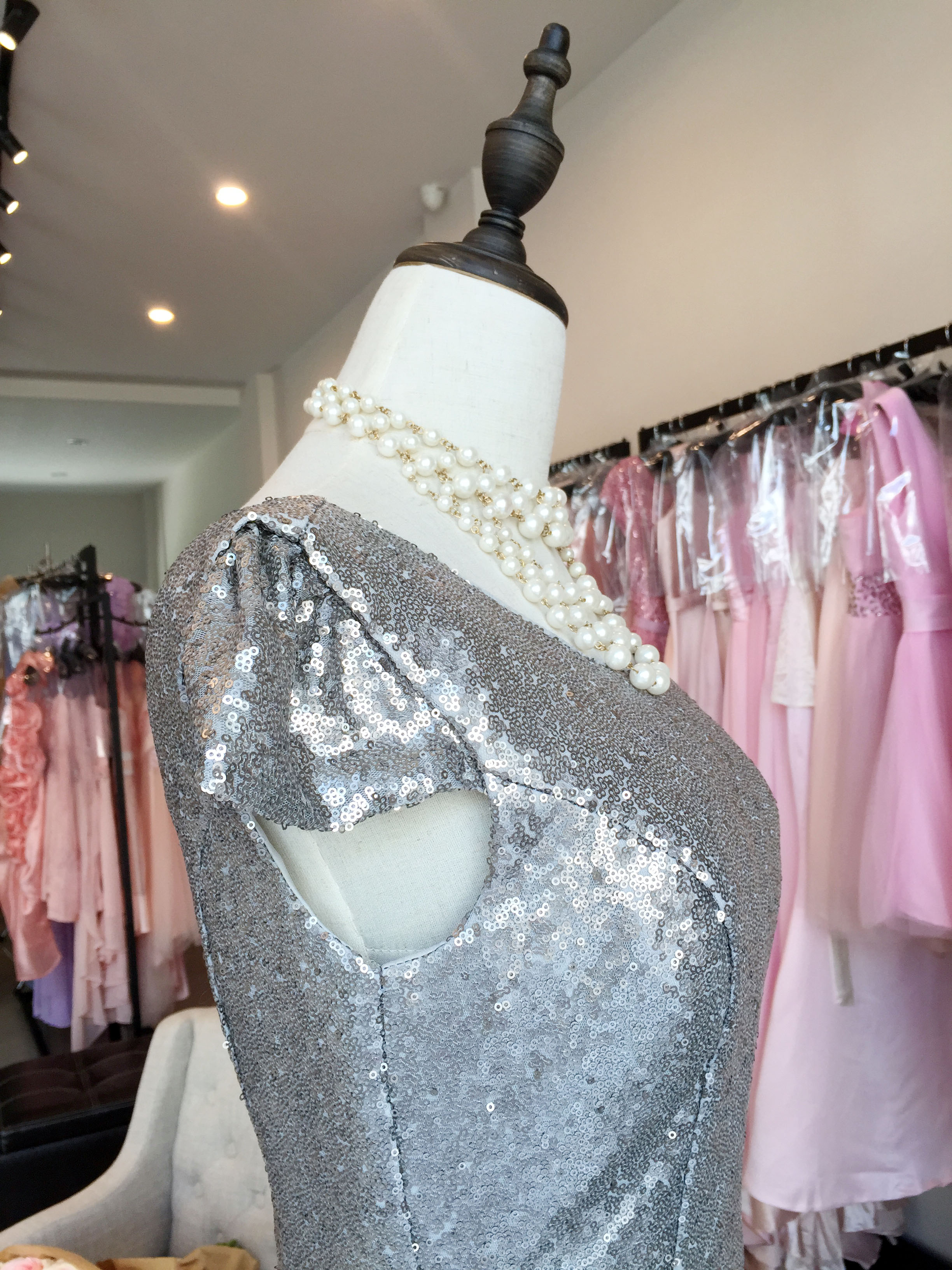 พร้อมส่ง ชุดราตรียาว แบบแขนสั้น ผ้าหลัง สีเทา เนื้อผ้าแต่งเลื่อมทั้งตัว ทรงหางปลา