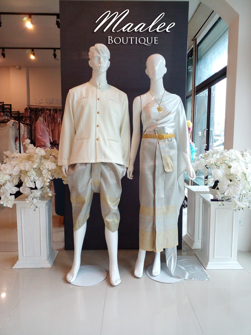 เช่า ชุดไทย ชุดเพื่อนเจ้าสาว ชุดไทยผ้าถุงสีเทาทอง สไบสีเงิน