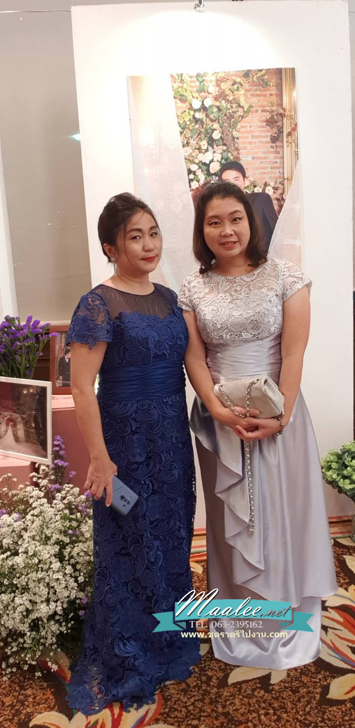 พร้อมเช่า ชุดราตรียาว แขนสั้น ผ้าซาติน จับจีบตีเกล็ดช่วงเอว เนื้อผ้าลูกไม้ เรียบหรู สีเทา