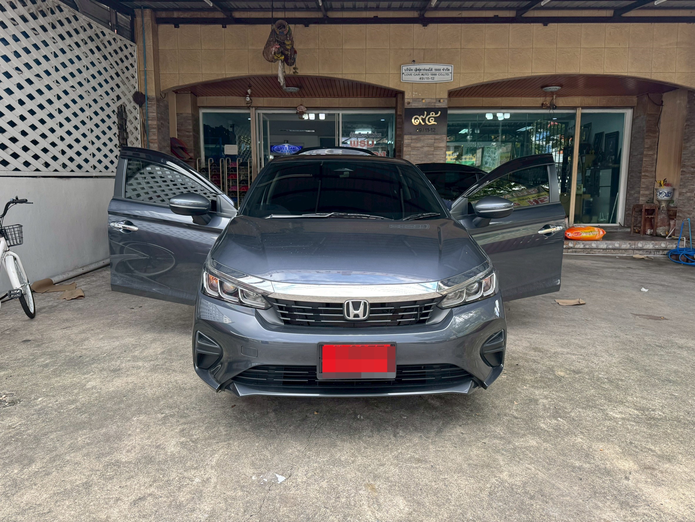 พรมรถยนต์ Honda City 2025 4 ประตู พรมVVIP สีดำด้ายทอง เต็มคัน