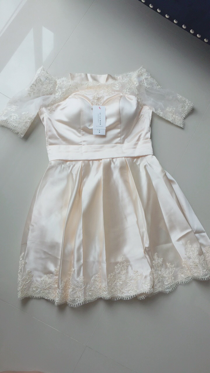 พร้อมเช่า ชุดราตรีสั้น แบบไหล่ปาด แขนยาว ผ้าซาติน แต่งลูกไม้สวยหรู สีครีม (เชือกผูกหลัง)