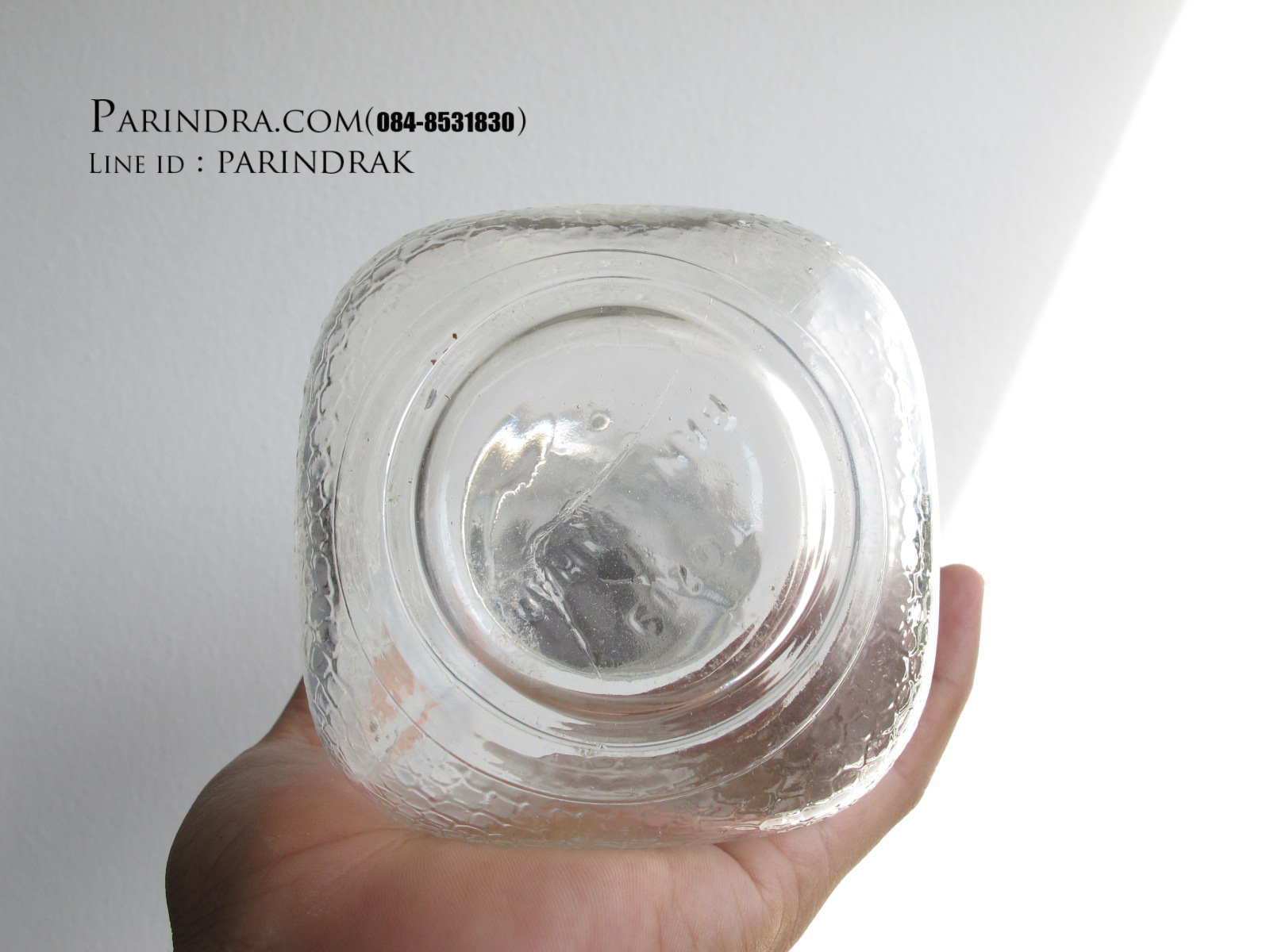 ขวดแก้วใส่สี่เหลี่ยมลายงู