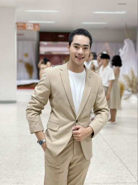 พร้อมเช่า สูทชาย สีกากี สไตล์เกาหลี พร้อมเสื้อกั๊ก