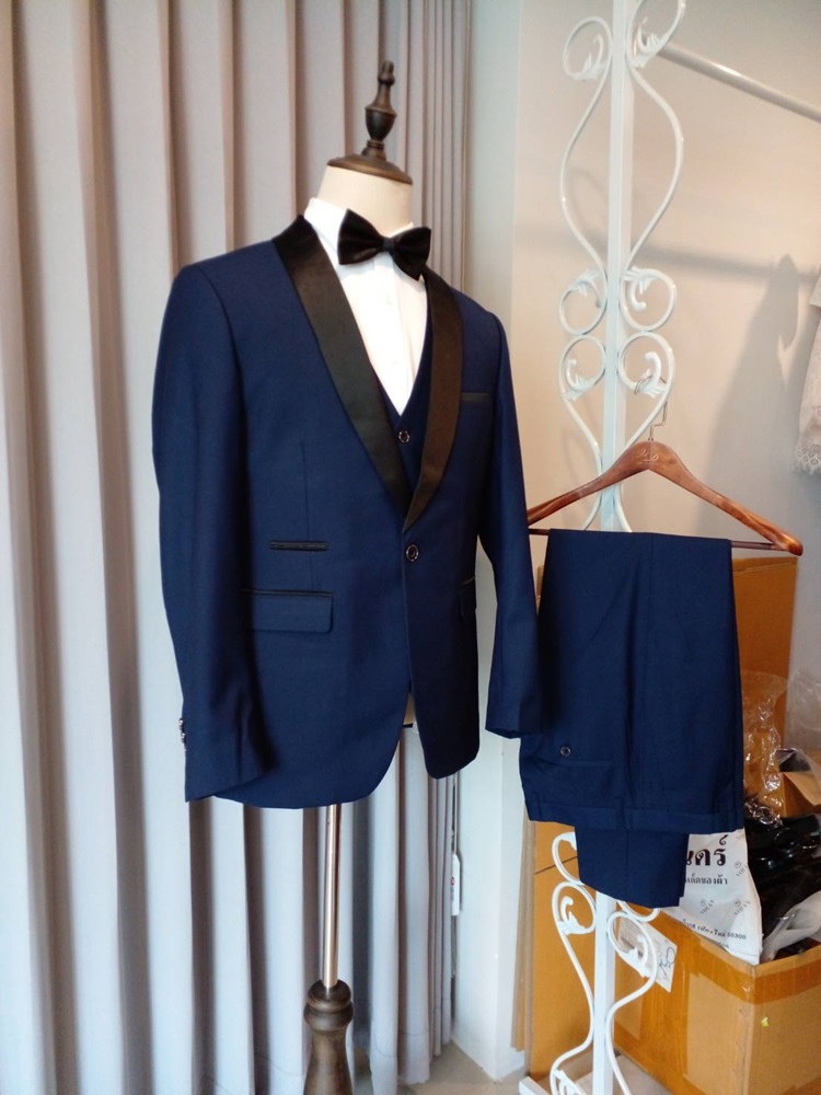 พร้อมเช่า ชุดสูททักซิโด้ สีกรมท่า ปกกล้วย (พร้อมเสื้อกั๊ก) Tuxedo Suit with Shawl Collars