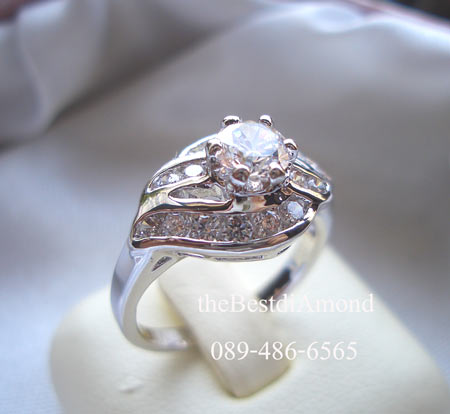 BR703RD++แหวนชู 40 สต put on 3 curve++ หรูหรา สวยสุดๆๆ ดีไซน์ดูดีมีรสนิยม เหมือนจริงสุดๆๆเพชรแวววาวมาก ใส่แล้วขับให้นิ้วเรียวสุด ไม่ควรพลาดนะคะ