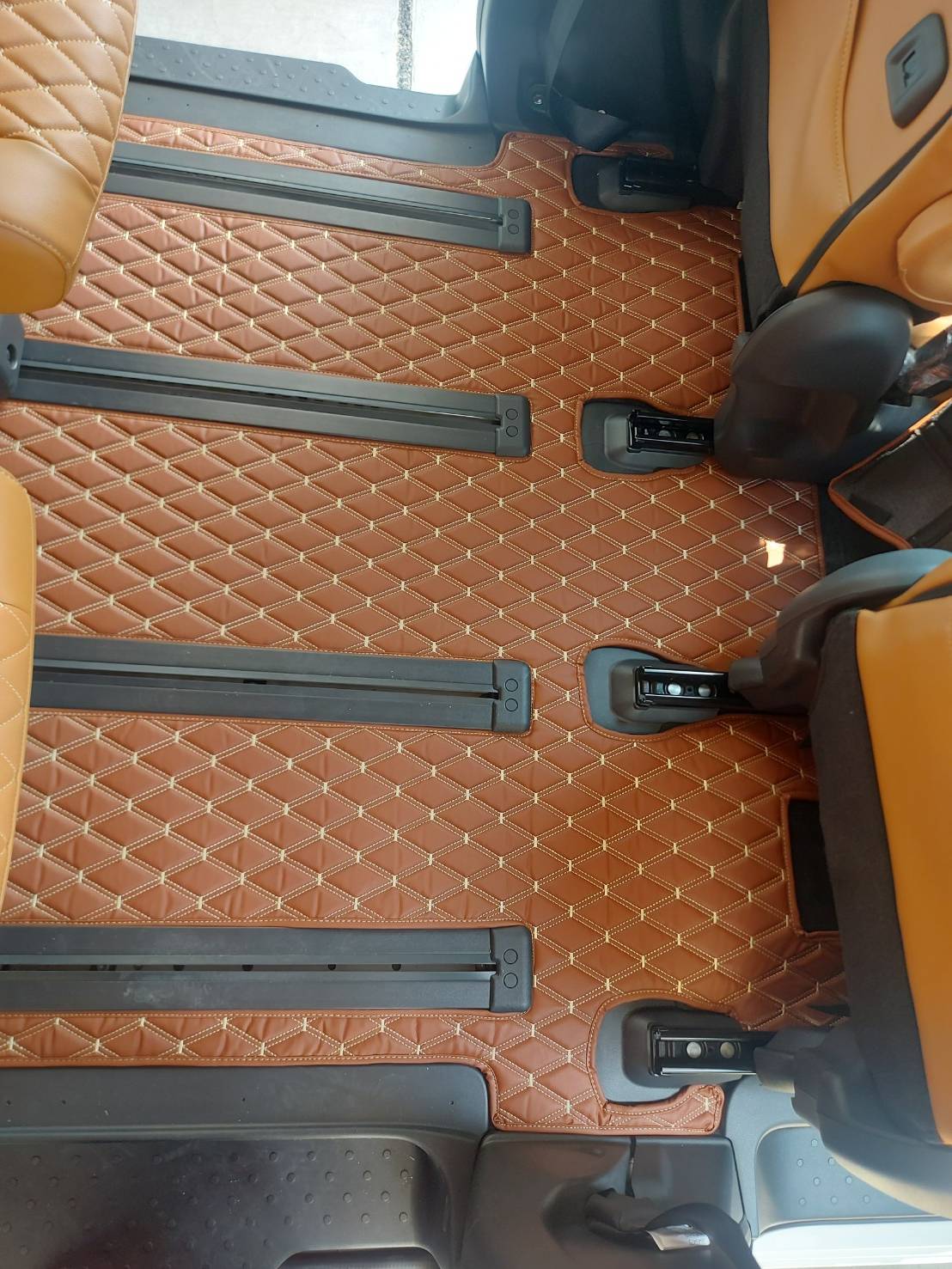 พรมปูพื้นรถยนต์ Nissan SERENA S-Hybrid Highway Star (C27) ปี 2024-2025 ปูพรมVVIP สีน้ำตาลเข้มด้ายทอง เต็มคัน