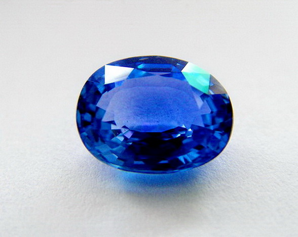 Blue Sapphire พลอยดิบ Unheated ธรรมชาติ100% ความสะอาด VVS-IF ขนาดพลอย 6.88x8.81x4.03 mm. น้ำหนักพลอย 2.36 ct. พร้อมใบเซอร์ GIT