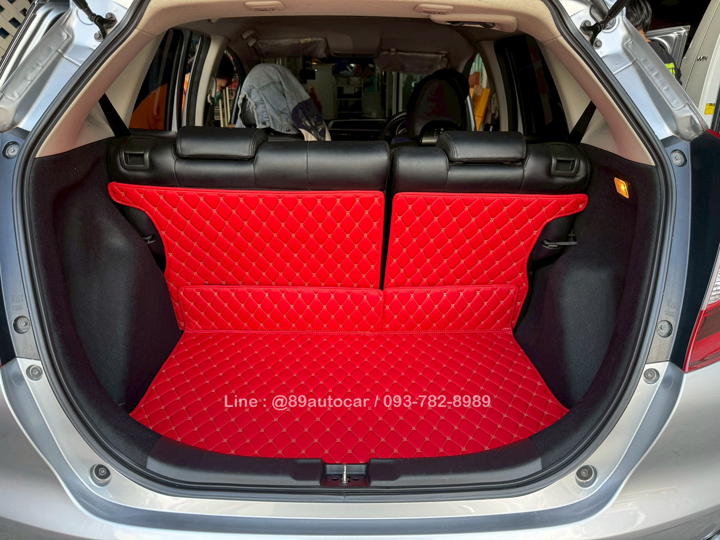 พรมปูพื้นรถยนต์ Honda Jazz GK 2020 (ฮอนด้า แจ๊ส) ปูพรม7D สีแดงสดด้ายทองด้ายเดี่ยว เสริมด้วยพรมดักฝุ่นสีแดงขอบดำ เข้ารูป