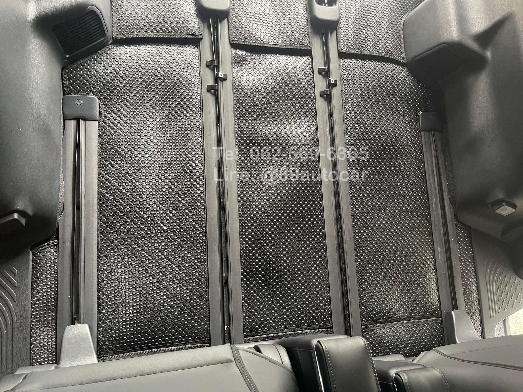 ผ้ายางปูพื้นรถตู้ Lexus LM350h 2024 7 ที่นั่ง กระดุมเล็ก PVC สีดำขอบดำ