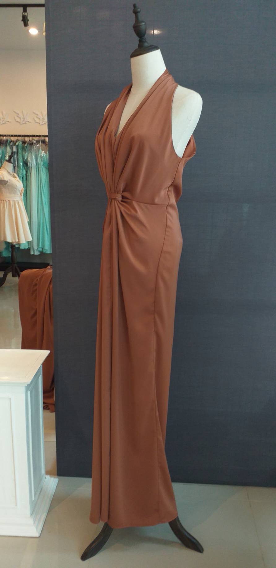 พร้อมเช่า ชุดราตรียาว ชุดเดรส แนวคล้องคอ จับเดรปหน้า สีส้มอิฐ สีน้ำตาล