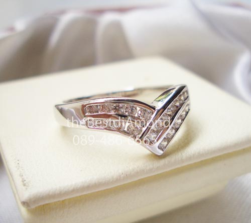 BR414RD+++แหวนปีกนกคู่+++คล้ายๆทรงปีกนก โดยมี 2 แถวประกบกัน เรียบ ดูดี ใส่ติดนิ้วได้ทุกวัน คล้ายๆแหวนแถว แต่เป็นแถวแบบมีรอยหยักตรงกลาง งานสวยค่ะ