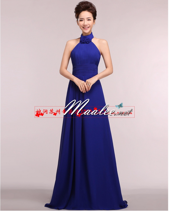 พร้อมเช่า ชุดราตรียาว สีน้ำเงิน คล้องคอ อกอัดพลีทตลอดจนถึงช่วงเอว เพิ่มดอกใต้คอ