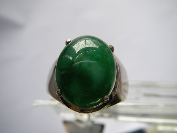 หยกพม่า jadeite หรือ jade เนื้อแก้วสีเขียวสด มีลายเนื้อเนียนสวย อวบอูมนูนเด่น ลักษณะสวยงาม ขนาด 11.5x14x5 mm. นน. 6.75 ct. ราคาโทรถาม