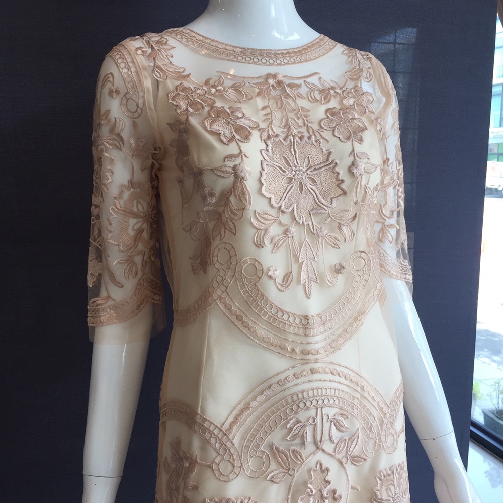 พร้อมส่ง ชุดราตรีสั้น/แขนยาว สี Apricot ลูกไม้ทั้งชุด กระโปรงอัดพลีท (เหลือเฉพาะไซส์ XL)