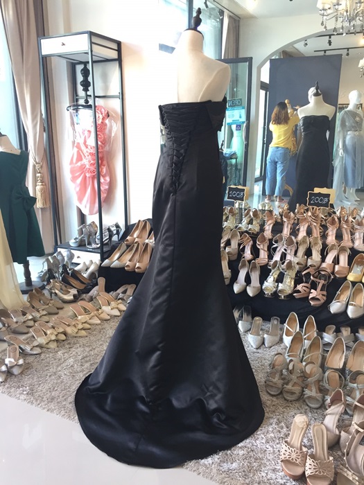 พร้อมเช่า ชุดราตรียาว แบบเกาะอก ทรงหางปลา สีดำ เรียบหรู แต่งผ้าแก้วช่วงอก กระโปรงผ้าซาติน ชายยาว