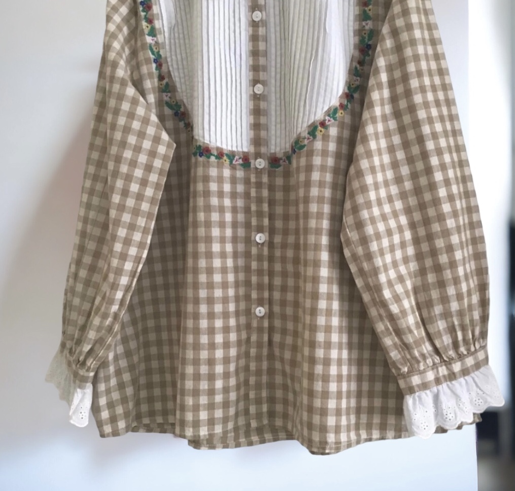 เสื้อคอบัวผ้าฝ้ายลายสก็อตแต่งปกผ้าลูกไม้