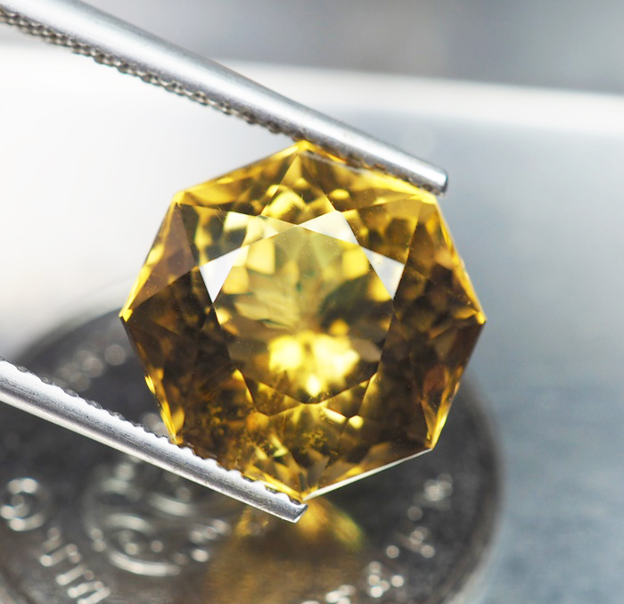 พลอยซิทรินสีเหลือง 6 กะรัตทรงแปดเหลี่ยม