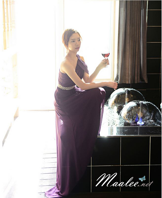 พร้อมเช่า ชุดราตรียาว เกาะอกไหล่เดียว อกจับจีบ เปิดไหล่ซ้ายแบบเปรี้ยว ปักเลื่อมช่วงเอว สีม่วง