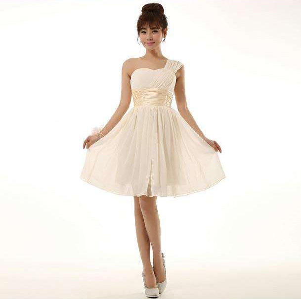 พร้อมส่ง ชุดราตรีสั้น บ่าเฉียง สีครีม คอเว้า Sweet Heart คาดเอวผ้าซาติน