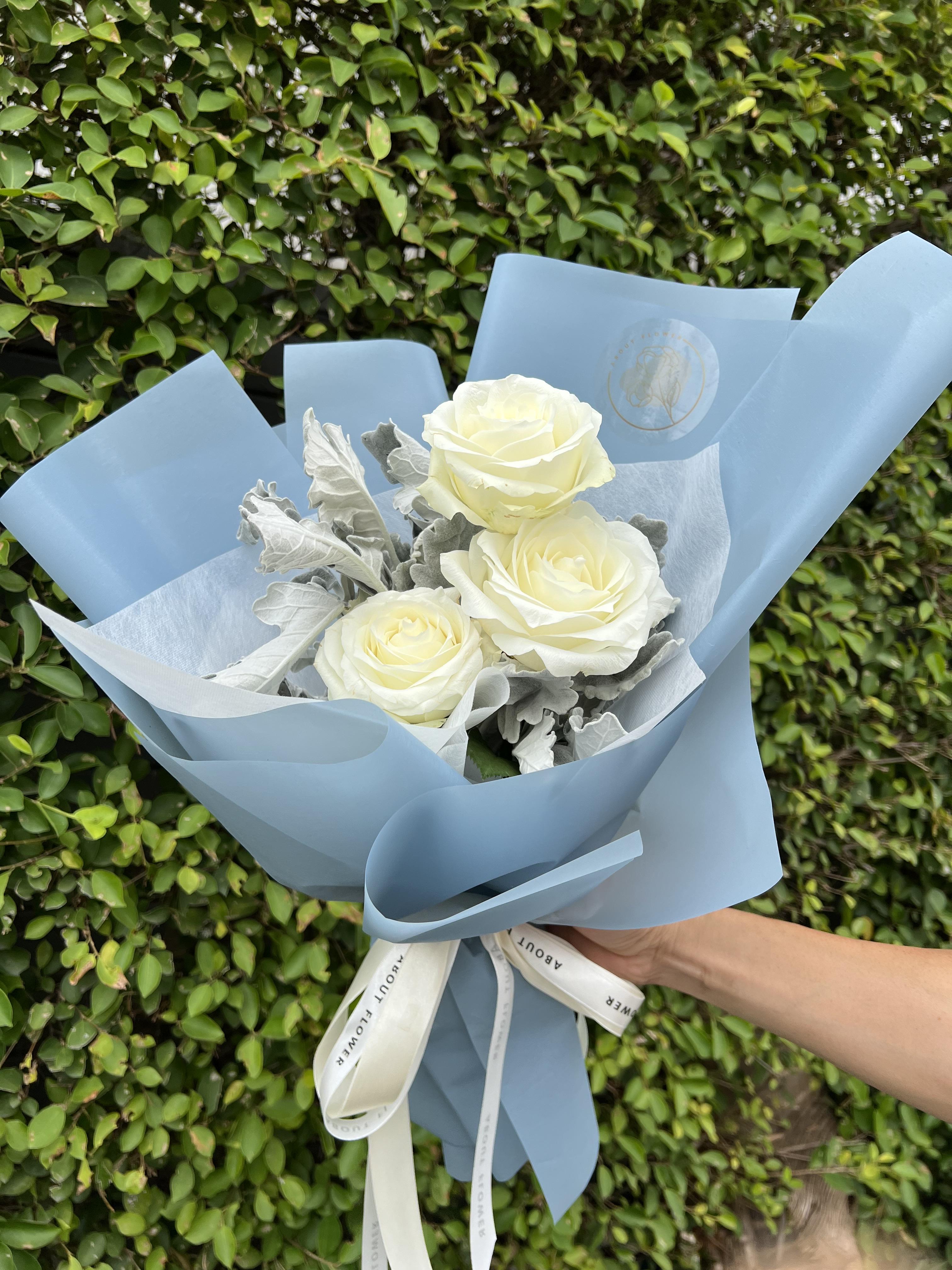 Flower Bouquet White Rose ช่อดอกกุหลาบจีน สีขาว คัดเกรด ช่อ 3 ดอก พร้อมตกแต่ง สามารถเปลี่ยนสีได้