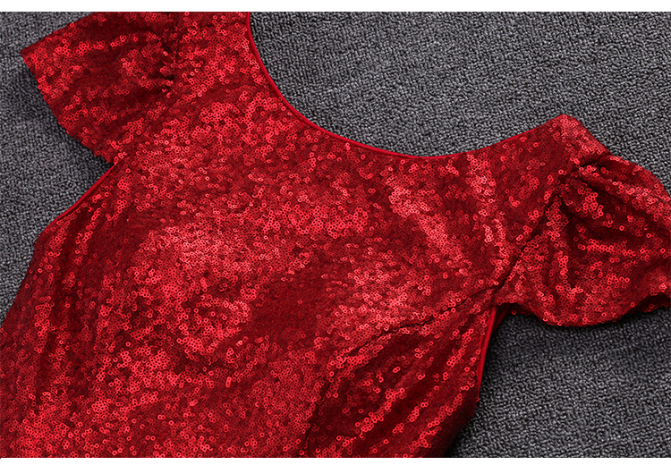 พร้อมเช่า ชุดราตรียาว แบบแขนสั้น ผ้าหลัง สีแดง เนื้อผ้าแต่งเลื่อมทั้งตัว ทรงหางปลา