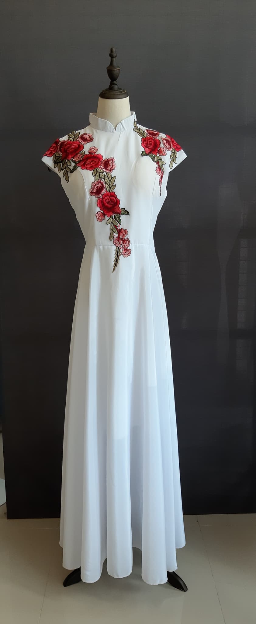 Pre-order กี่เพ้า แขนล้ำ ผ้าไหมจีน สีขาว ทอลายดอกไม้ ตัดเย็บอย่างดี