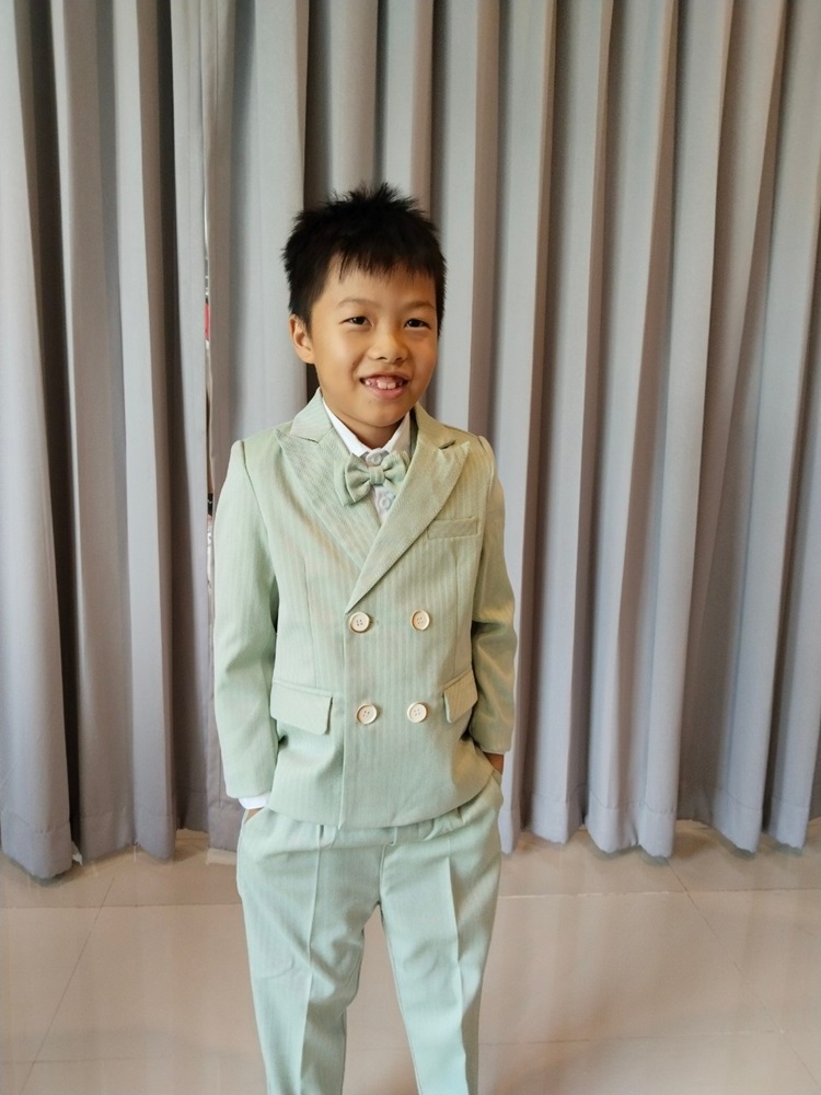 พร้อมเช่า ชุดสูทเด็กชาย สีเขียว กระดุมสองแถว ทอลายในเนื้อผ้า **พร้อมเช่าไซส์ 120, 150**