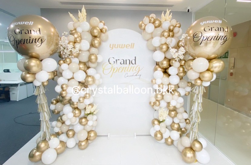Organic Backdrop เปิดงาน ฉาก U คว่ำ ขนาด กว้าง 1.4 เมตร สูง 2.2 เมตร (ฉากทำสี) 2 ข้าง พร้อม เสาลูกโป่ง ลูกโป่งยาง ขนาด 36" สีทองอ่อนโครเมี่ยม 2 เสา พร้อมตกแต่ง สามารถเปลี่ยนสีลูกโป่ง/เปลี่ยนข้อความ/เปลี่ยนสี-ฉากได้