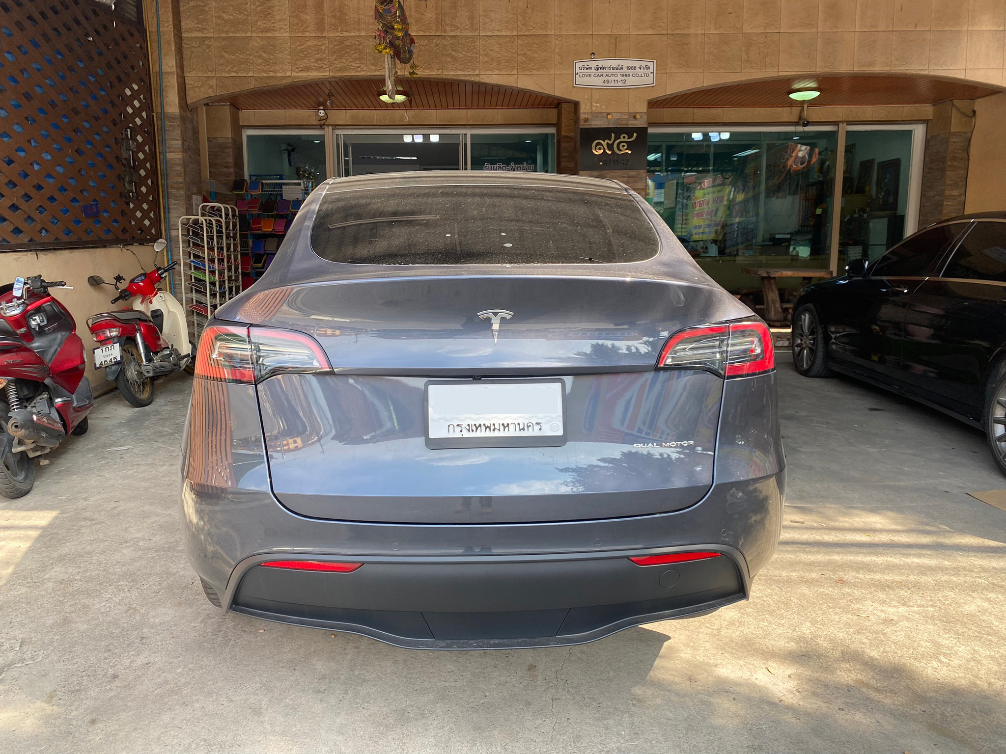 พรมปูพื้นรถยนต์ Tesla Model Y ปูพรมVVIP ด้ายคู่ สีดำด้ายทอง เต็มคัน