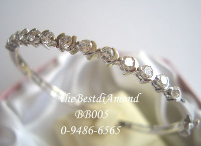 BB005RD+++ กำไลลูกศรเล็งรัก+++กำไลวงนี้เรียบๆใส่ได้นานไม่ out ค่ะ จะใช้กรอบคล้ายๆลูกศรหุ้มเพชรไว้ค่ะ เหมาะกับสาวๆที่ไม่ชอบความหวือหวา ชอบแบบเก๋ๆเรียบๆ