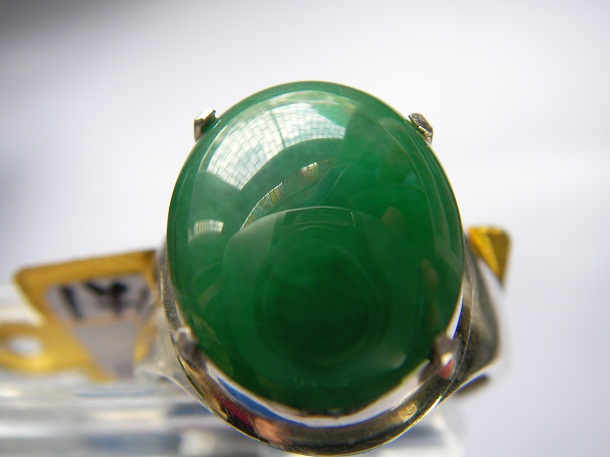 หยกพม่า jadeite หรือ jade เนื้อเทียนสีเขียวแปร สวย ๆ จริงๆ ๆ ๆ เม็ดงาม ขนาด 12.16x15.69x4.0 mm. นน. 6.25 ct. ราคาโทรถาม