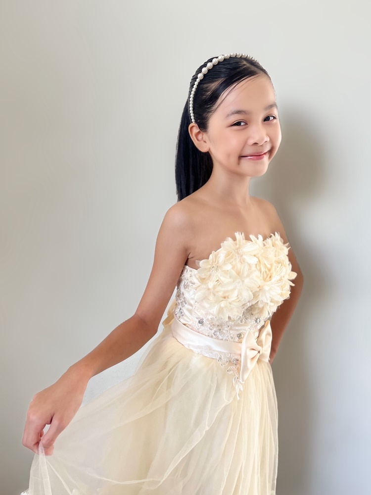 พร้อมเช่า ชุดราตรีสั้น เกาะอก แต่งดอกช่วงอก ผ้าตาข่ายปักเลื่อม แต่งโบว์คริสตัลช่วงเอว สีครีม Champagne