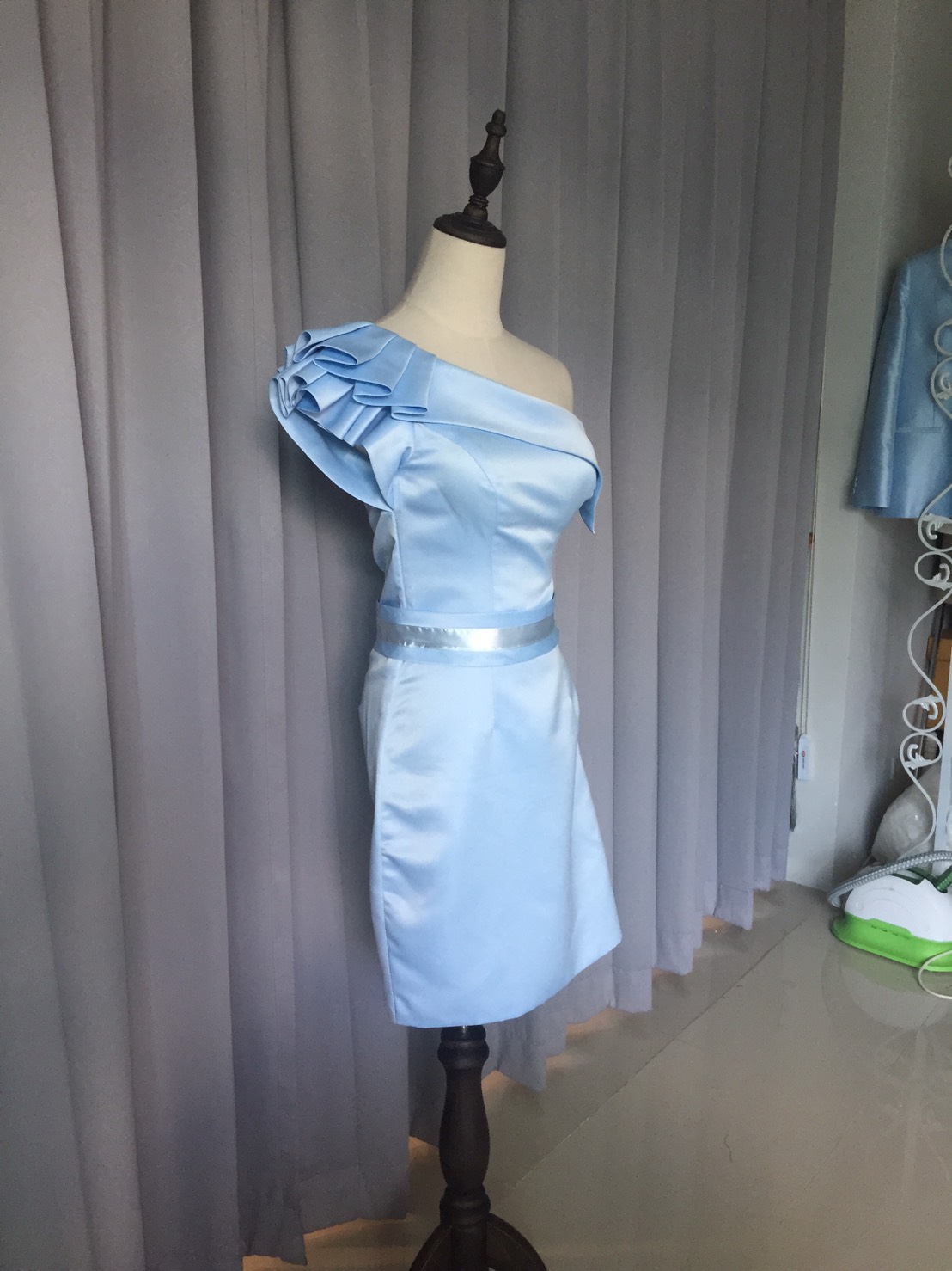 พร้อมเช่า ชุดราตรีสั้น ไหล่เดียว แต่งจีบระบายไหล่ขวา ผ้าซาตินเงา เรียบหรู (ซิปข้าง) สีฟ้า