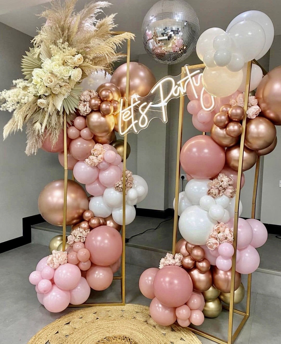 Organic Backdrop รูปแบบไม่ซ้ำใคร!!! Stand 2 ชิ้น Theme สีชมพู พร้อม ประดับดอกไม้,ตัวอักษรไฟ พร้อมตกแต่ง สามารถเปลี่ยนสีลูกโป่งได้