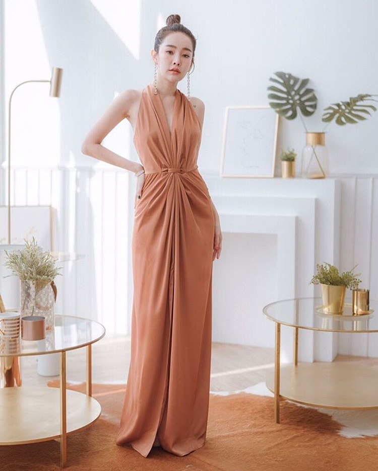 พร้อมเช่า ชุดราตรียาว ชุดเดรส แนวคล้องคอ จับเดรปหน้า สีส้มอิฐ สีน้ำตาล