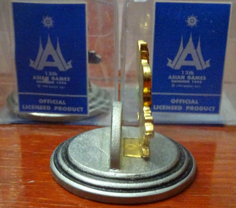 แท่นเหล็กวางนามบัตร การแข่งขันกีฬาเอเชี่ยนเกมส์ - มาสค็อต เอเชี่ยนเกมส์ ครั้งที่ 13 กรุงเทพฯ 1998 (ไชโย) สีทอง ใหม่ / ASIAN GAMES International Sports Tournament Metal Card Holder Stand - CLASSIC GOLD 13th ASIAN GAMES BANGKOK 1998 MASCOT (CHAIYO) NEW