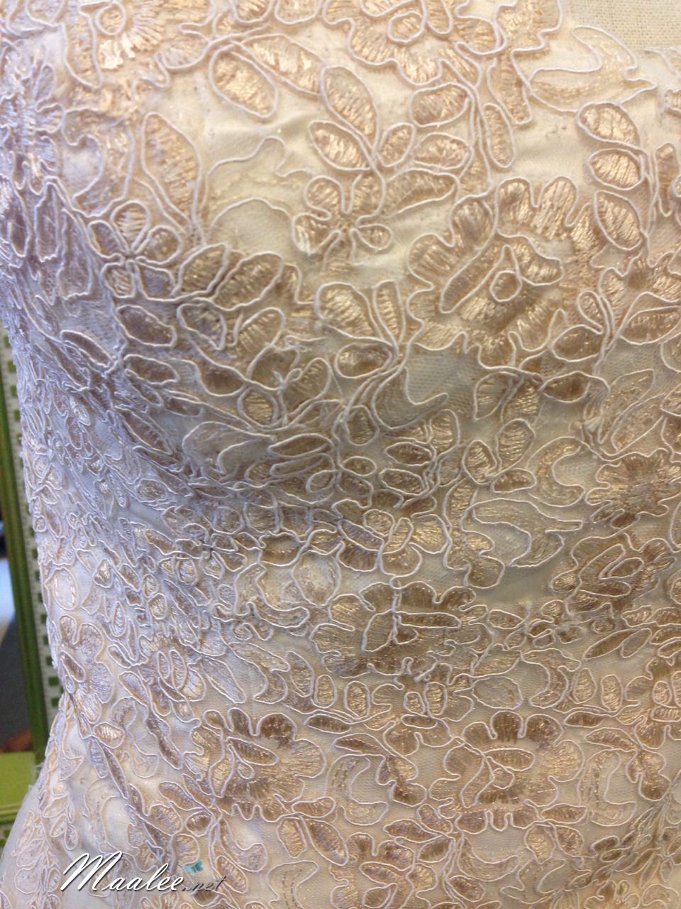 พร้อมเช่า ชุดราตรียาว เกาะอก ลูกไม้ คลุมด้วยผ้าตาข่าย สวยหรู สีครีมChampagne (มีทั้งแบบซิป และเชือกผูกหลัง)