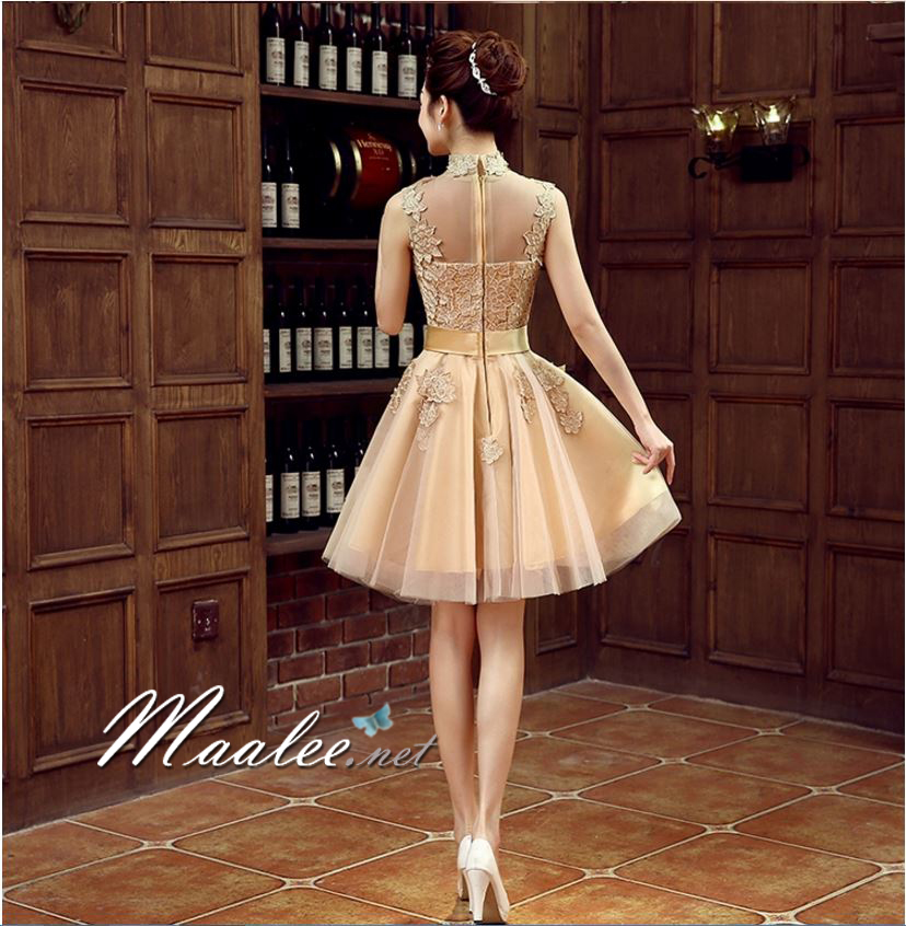 พร้อมเช่า ชุดราตรีสั้น หุ้มคอทรงคอจีน แขนกุด แต่งลูกไม้กระโปรงตาข่าย เพิ่มโบว์ช่วงเอว สวยหรู สีทอง (ซิปหลัง)