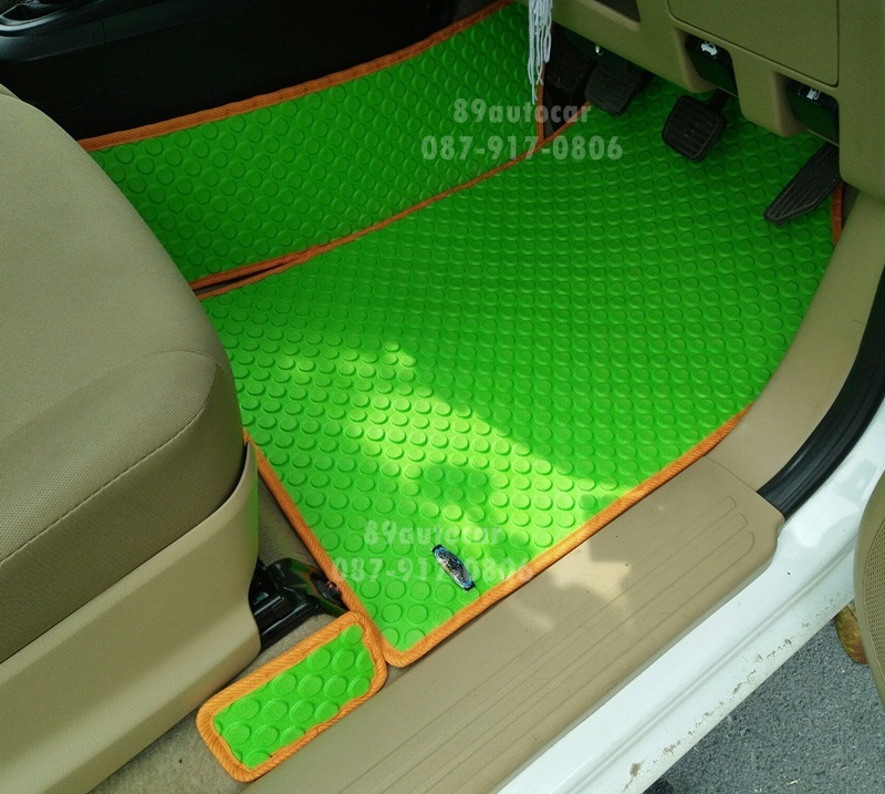 ขายยางปูพื้นรถเข้ารูป Isuzu D-Max 2012-2017 4 ประตู ลายกระดุมสีเขียวขอบส้ม