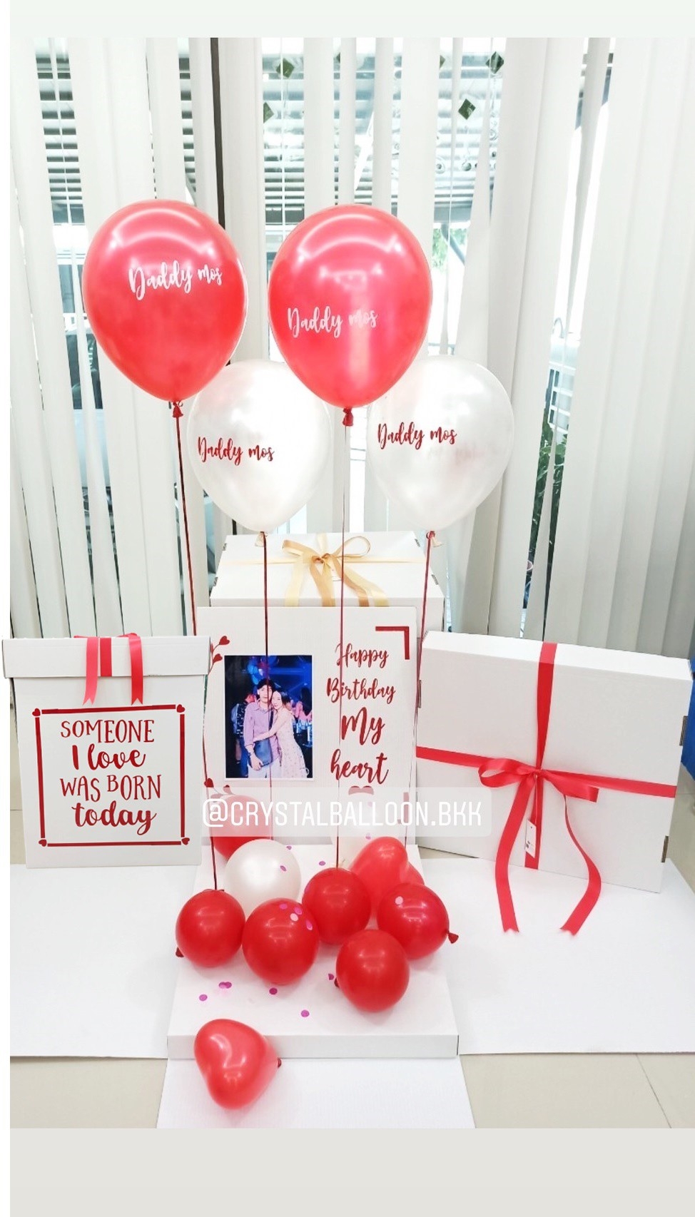 Surprise Box กล่องเซอร์ไพรส์วันเกิด โทนสีแดง-สีขาว พร้อมตกแต่ง ช่อลูกโป่ง 1 ช่อ,สามารถใส่รูปได้ 2 ใบ สามารถเปลี่ยนสีลูกโป่ง/เปลี่ยนข้อความได้