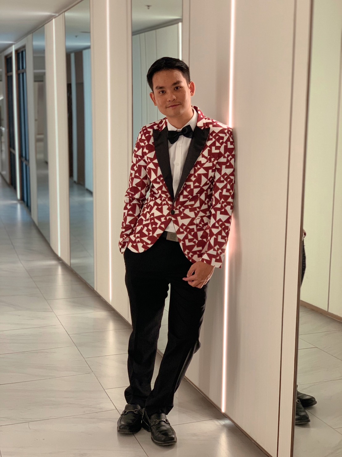 พร้อมเช่า เสื้อสูทชาย สีแดงขาว แต่งปกคอดำ พิมพ์ลายกราฟฟิก กับกางเกงสีดำ