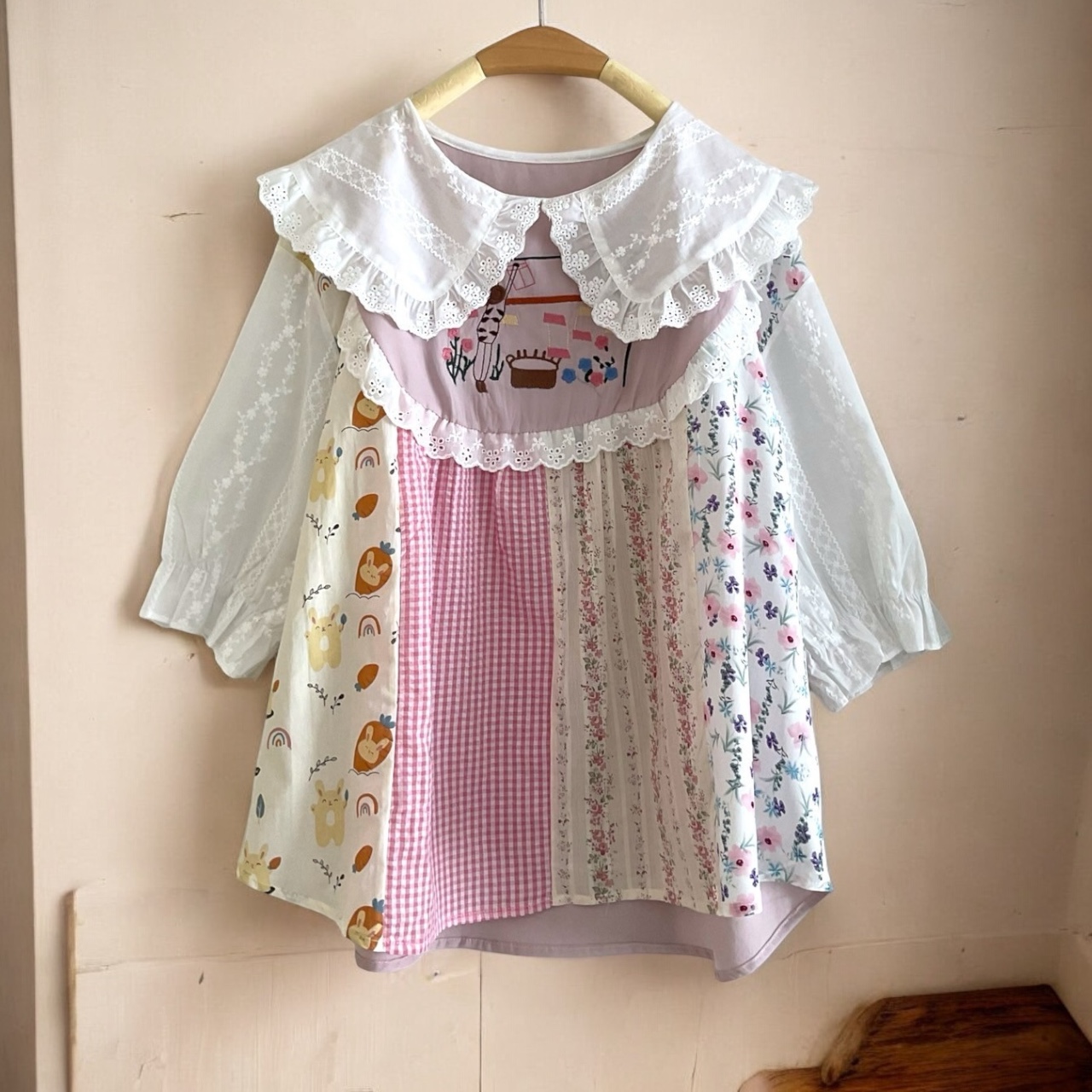 เสื้อคอบัวผ้าฝ้ายลายปักต่อลายแต่งผ้าลูกไม้