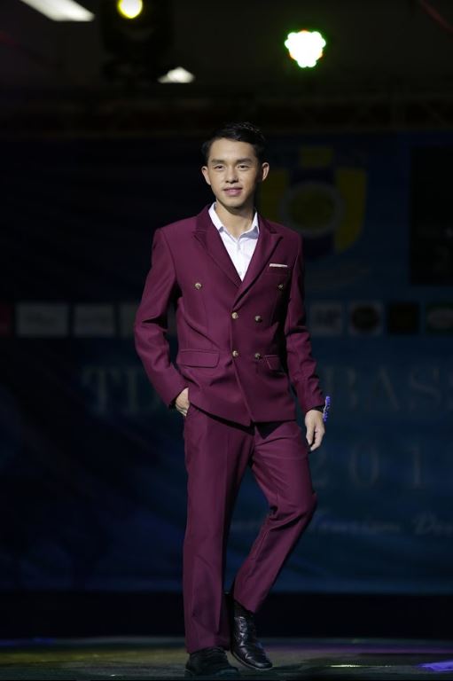 พร้อมเช่า ชุดสูทชาย สีไวน์แดง สองกระดุม แบบคลาสสิก ไม่มีเสื้อกั๊ก